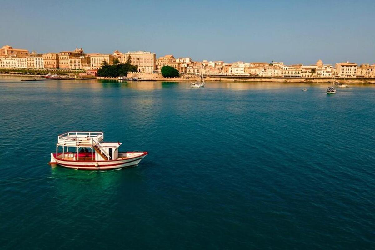 una barca in acqua di fronte a una città