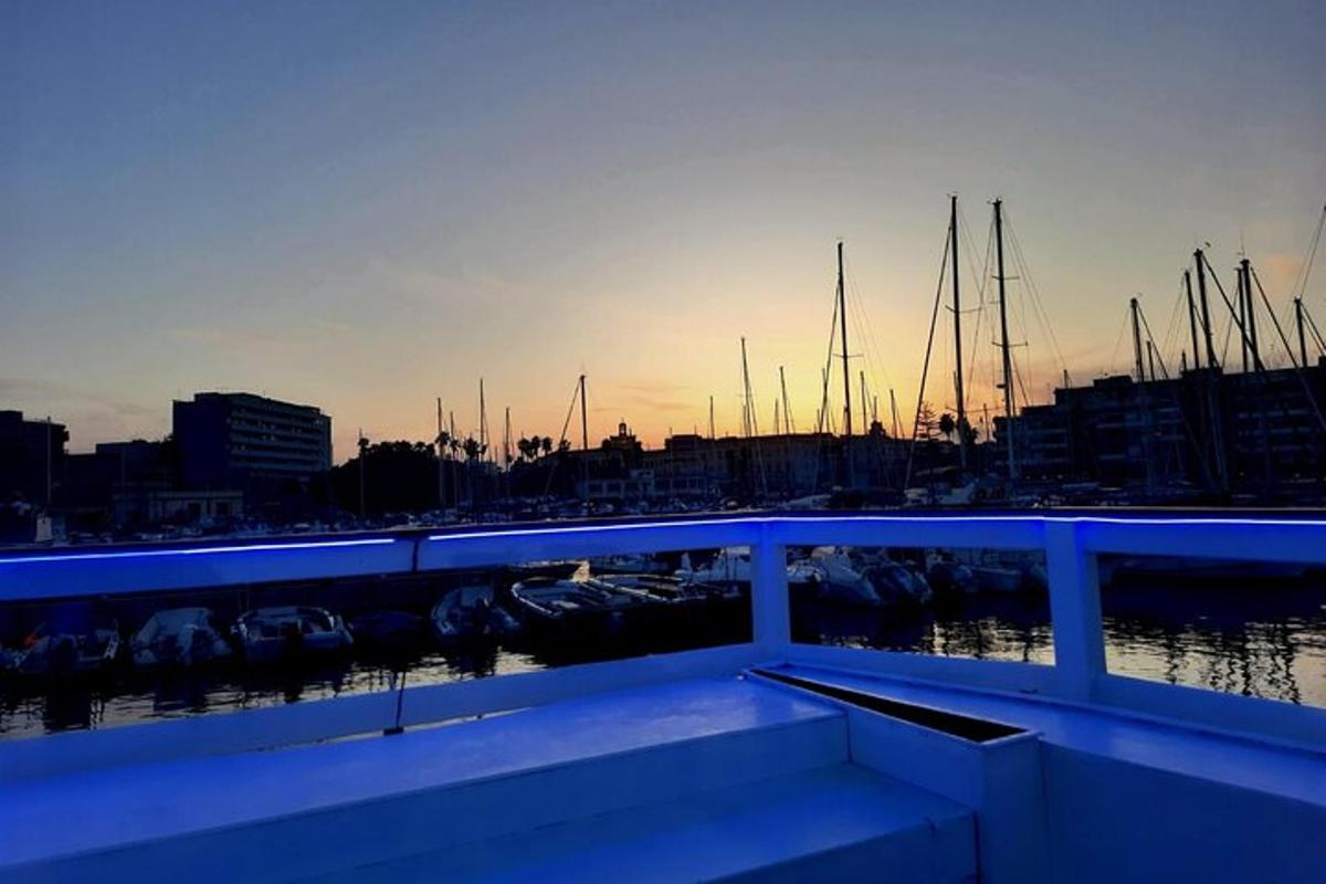 una vista di un porto turistico con barche in acqua