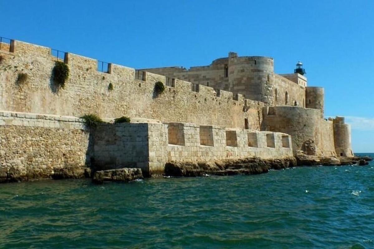 un grande muro di pietra vicino all'acqua