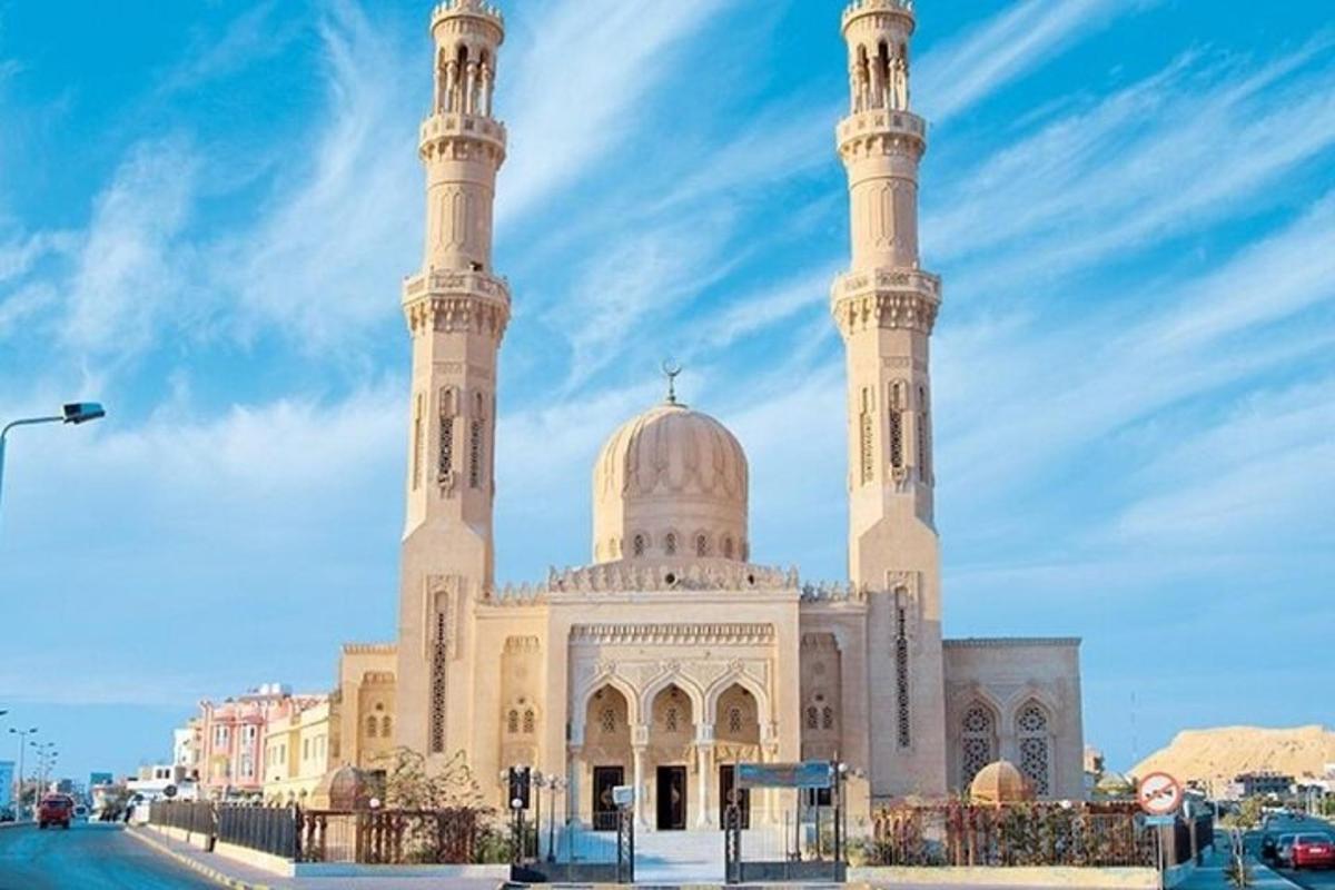 مسجد ذو مئذنتين فوقه