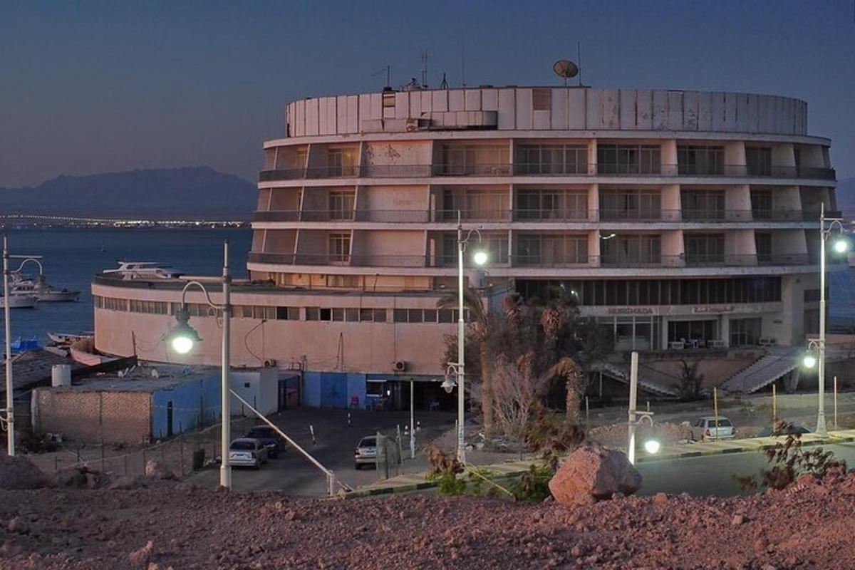 un grande edificio situato accanto all'acqua di notte