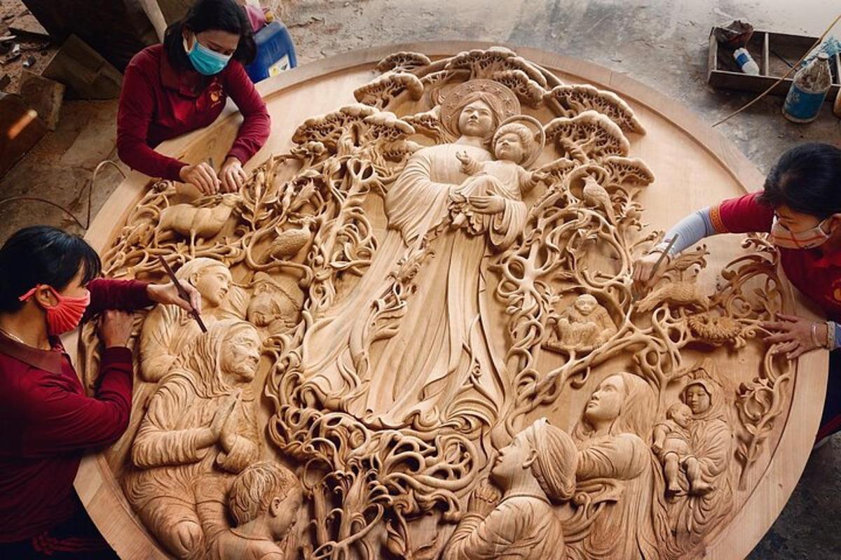 um grupo de pessoas trabalhando em uma escultura de madeira