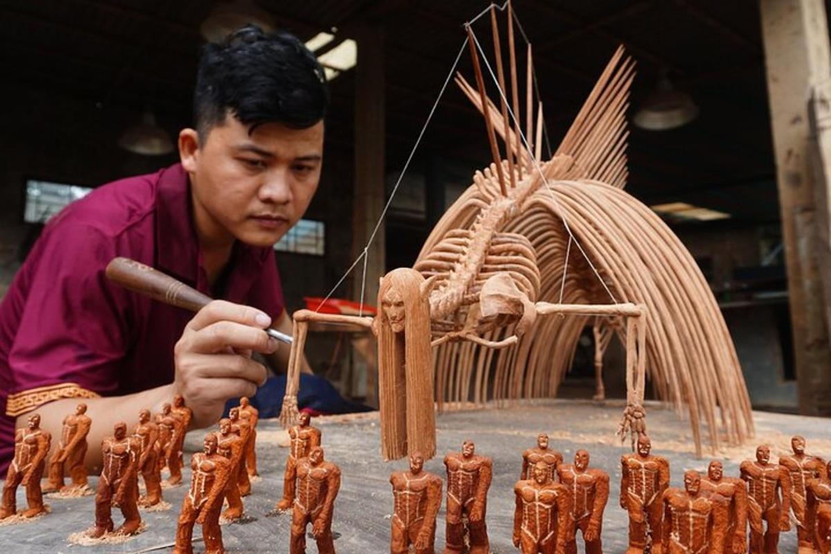 一名男子用棍子制作木雕