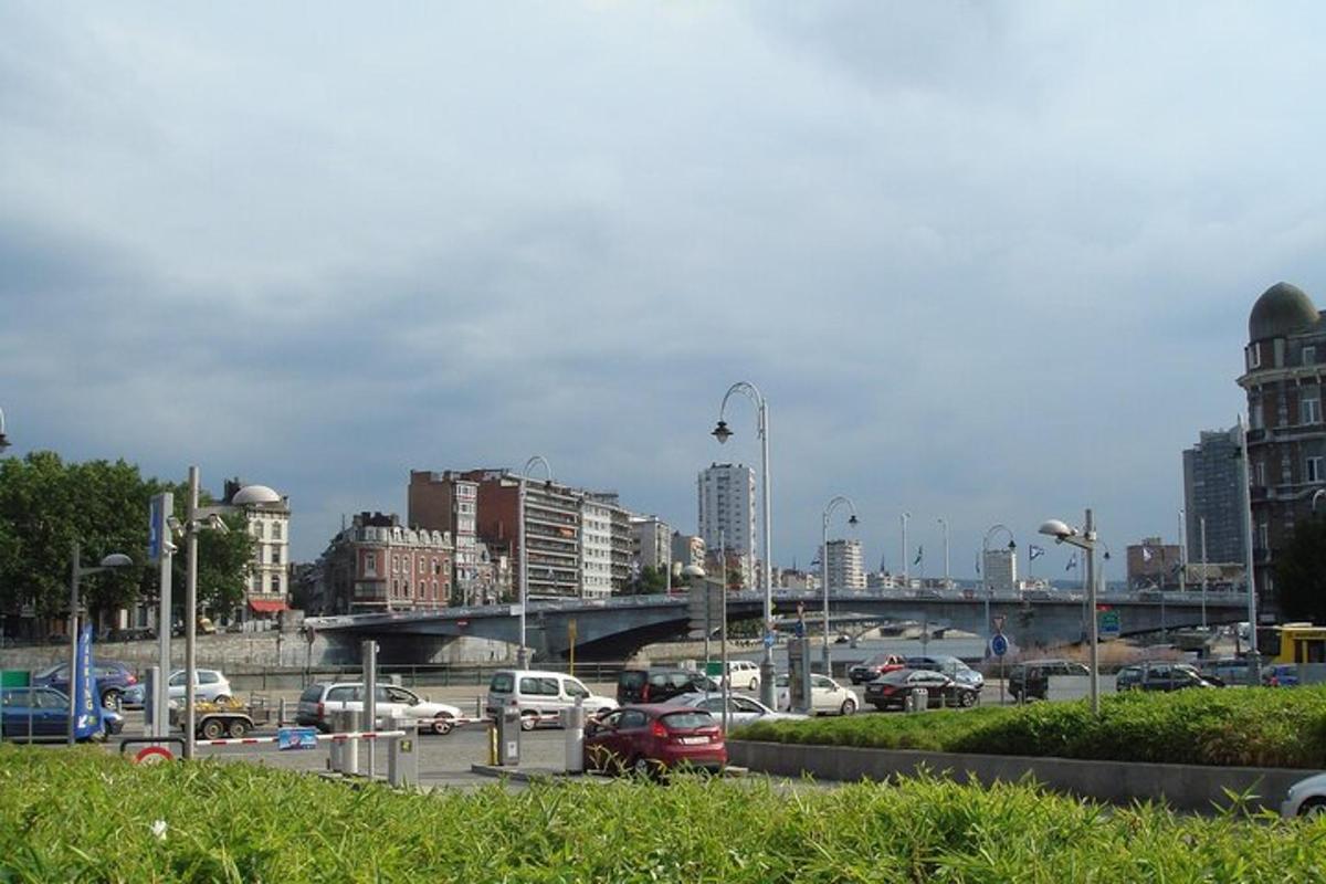 eine Stadt mit auf einem Parkplatz geparkten Autos