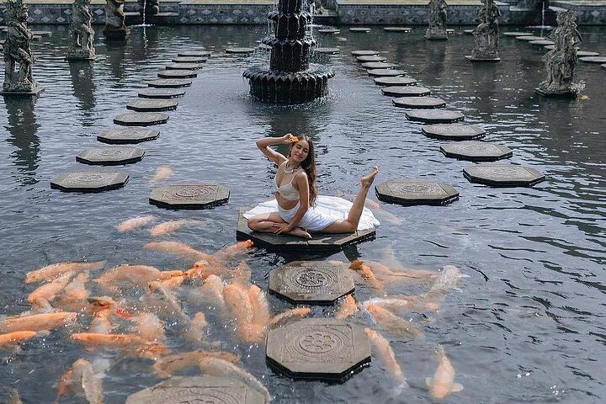 Una mujer sentada en el agua con un montón de cometas