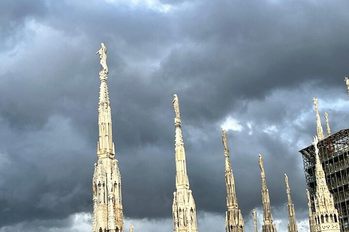 un gruppo di alte torri bianche con un cielo nuvoloso