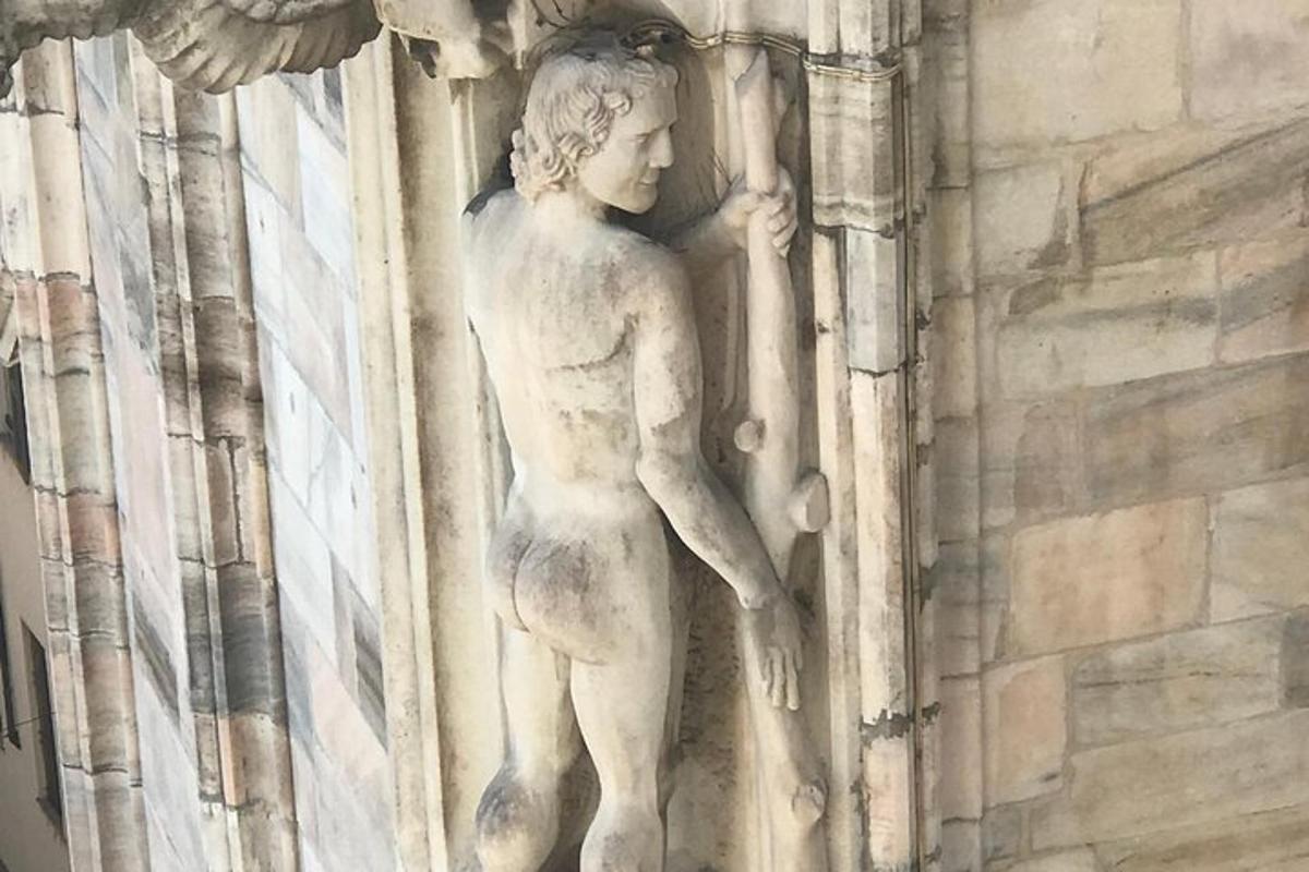 una statua di una donna sul lato di un edificio