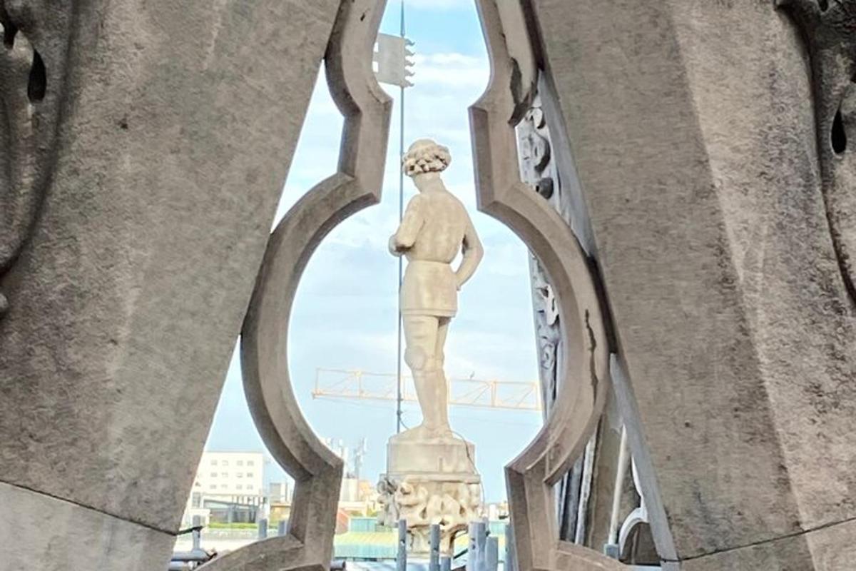 posąg widziany przez okno budynku