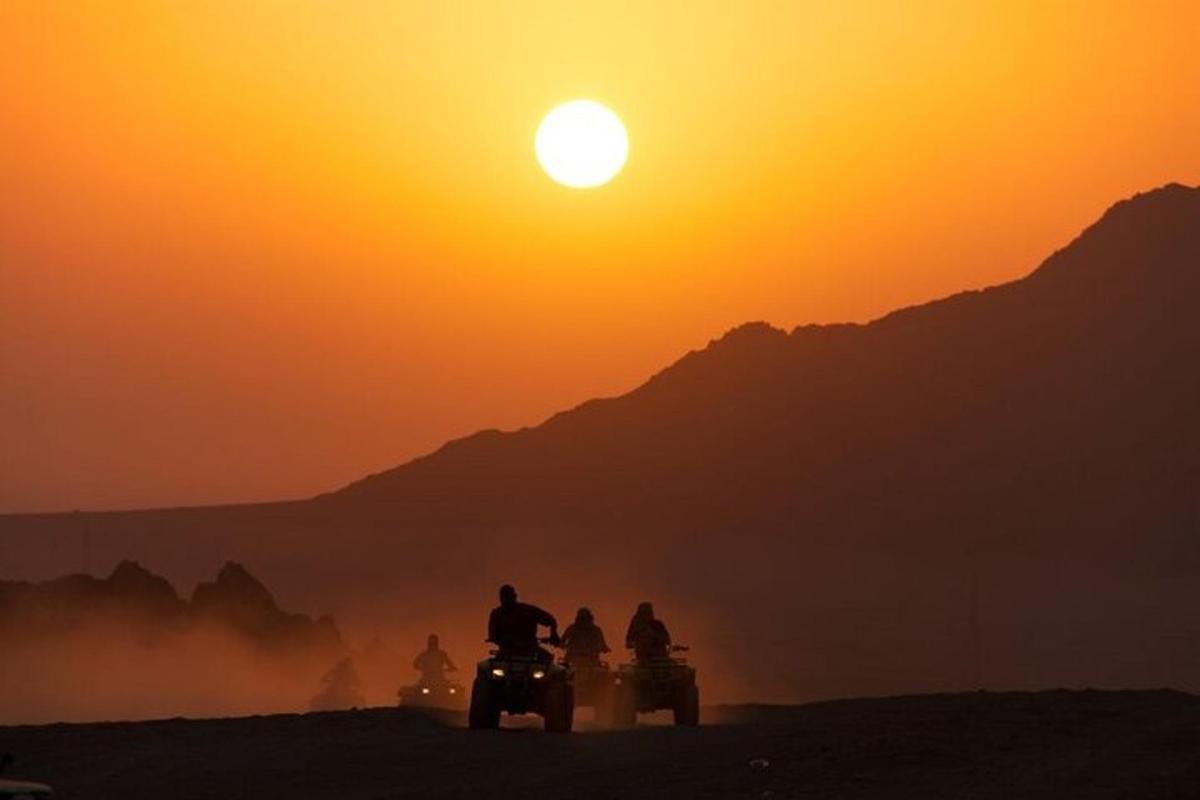 un gruppo di persone in motocicletta al tramonto