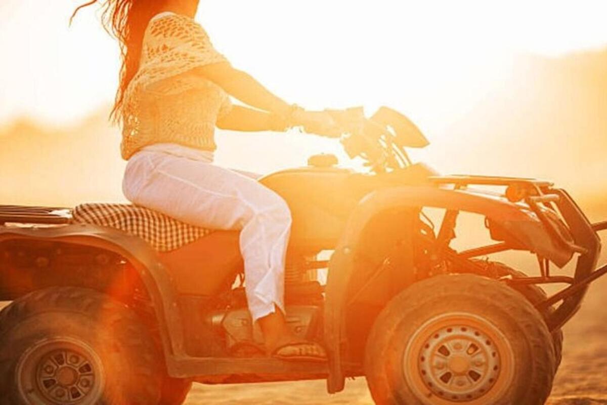 una donna è seduta su una motocicletta