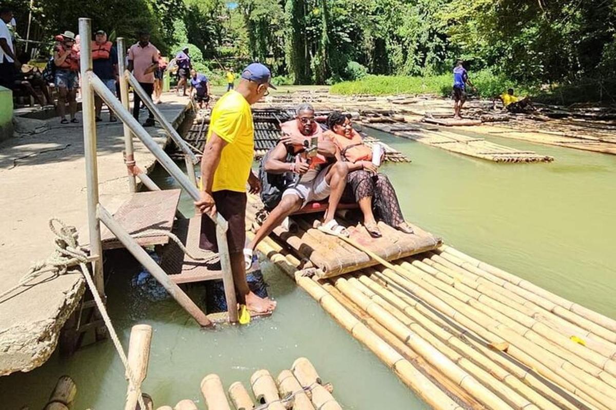 Un grupo de personas sentadas en una balsa en el agua.