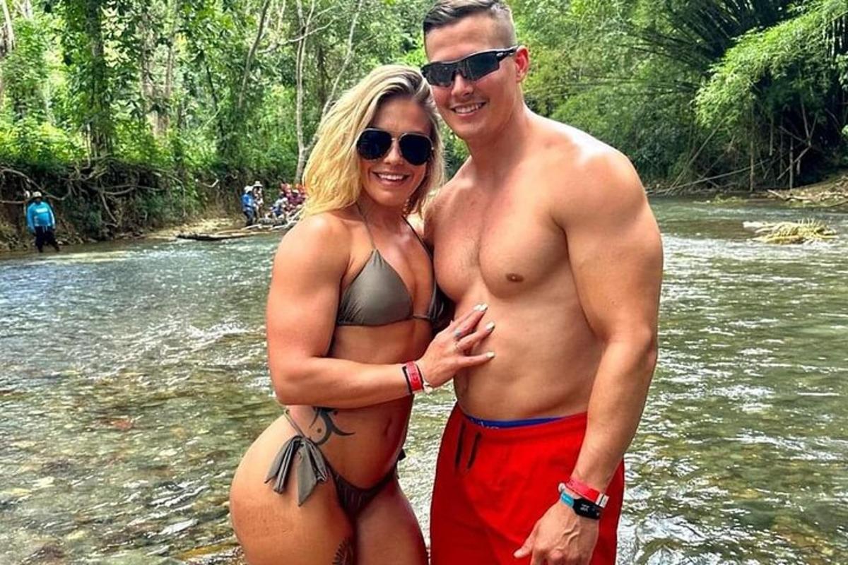 Un hombre y una mujer de pie en un río