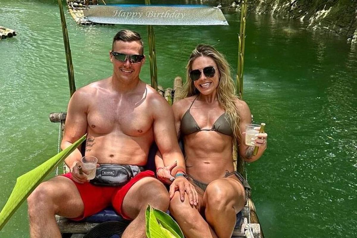 Un hombre y una mujer sentados en un bote en el agua