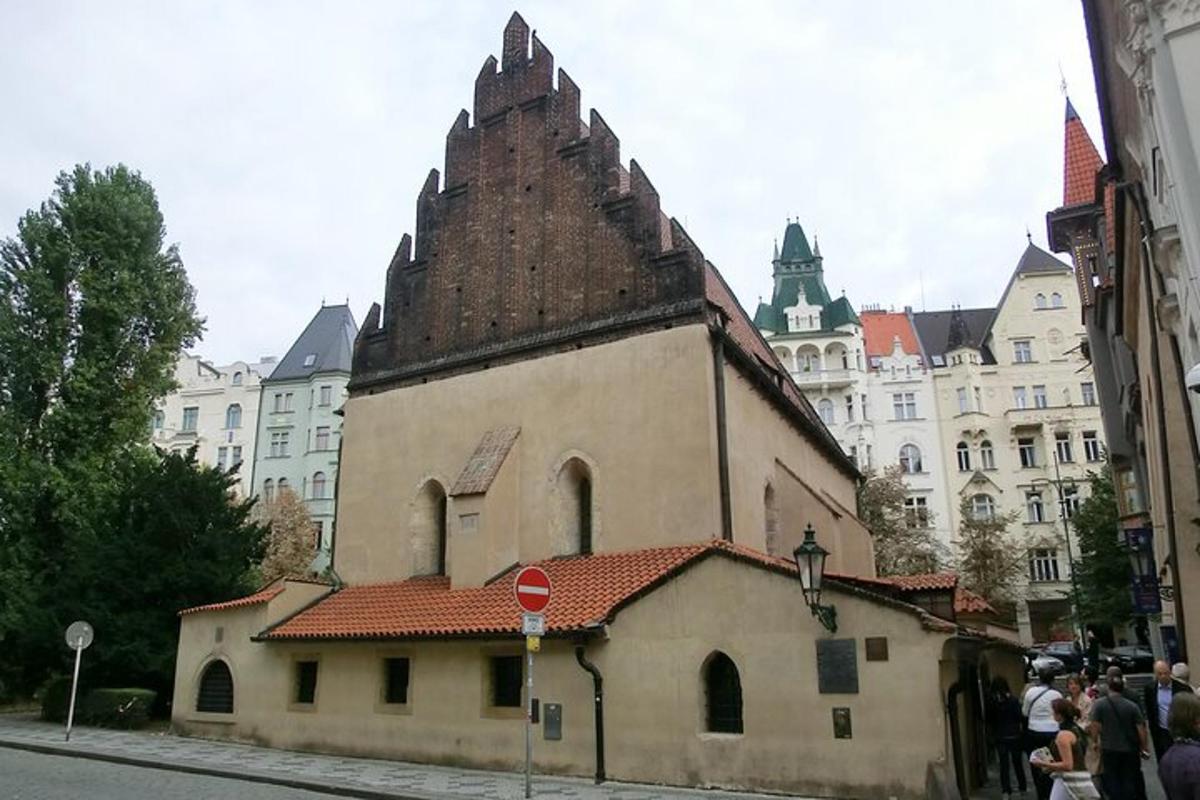 стара зграда са кулом у градској улици