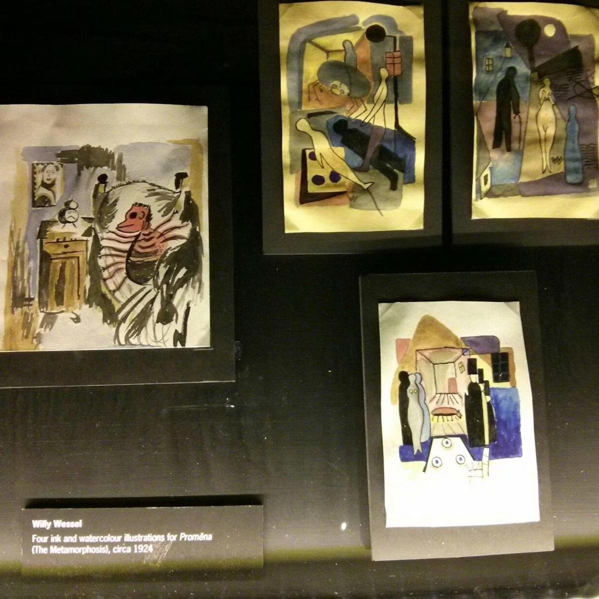 Un grupo de cuadros enmarcados en exhibición en un museo.