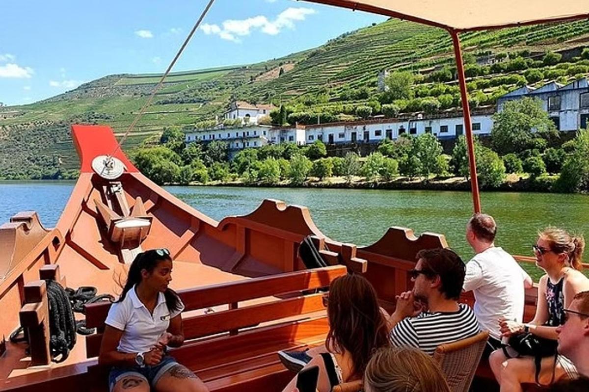 一群人坐在河上的船上