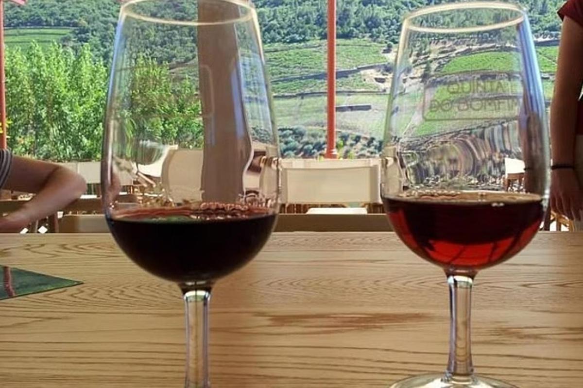 桌上放着两杯红酒