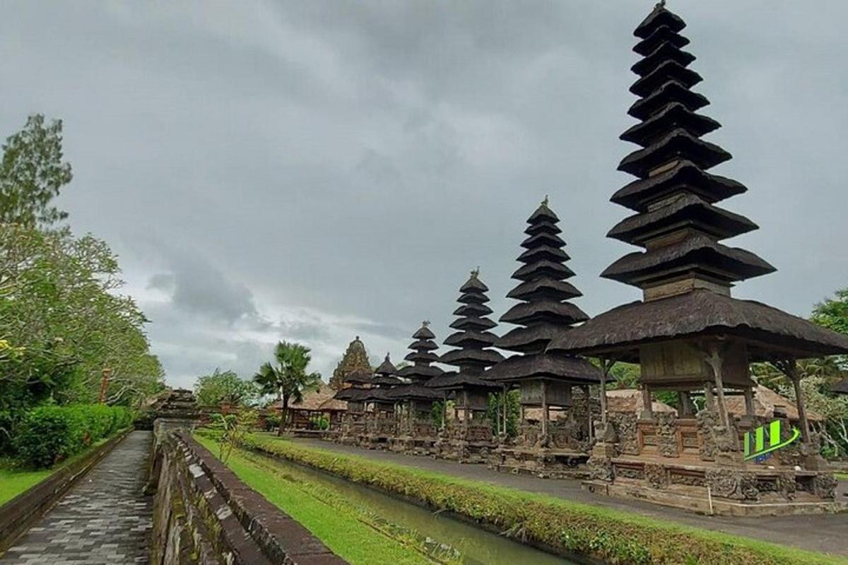 una fila di edifici in stile pagoda con tetti neri