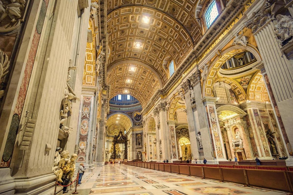 eine große Kathedrale mit einer großen Decke und einem Flur