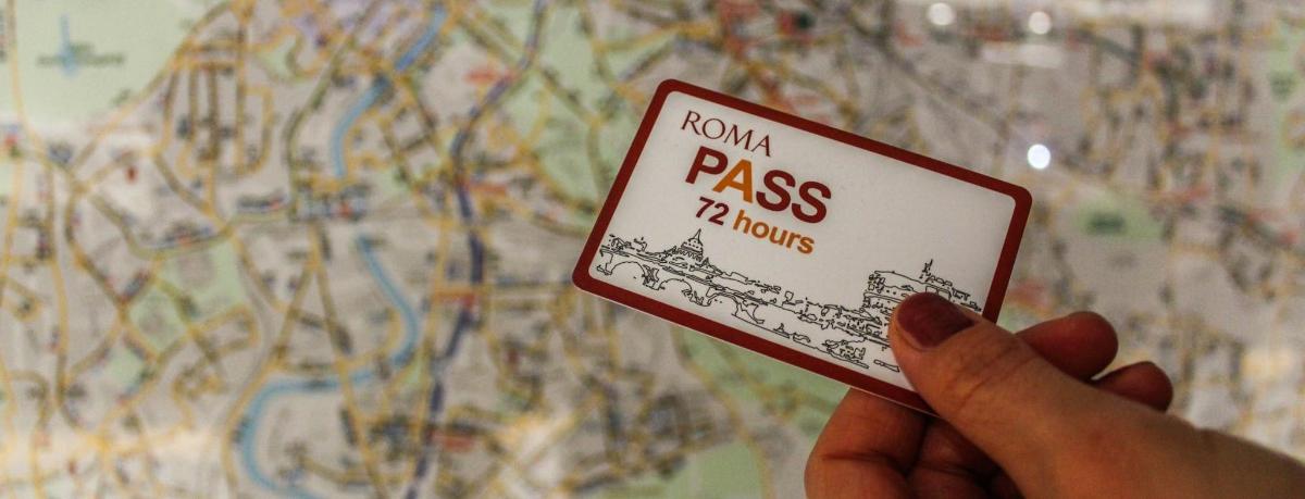 una persona che tiene in mano un cartello di passaggio davanti a una mappa