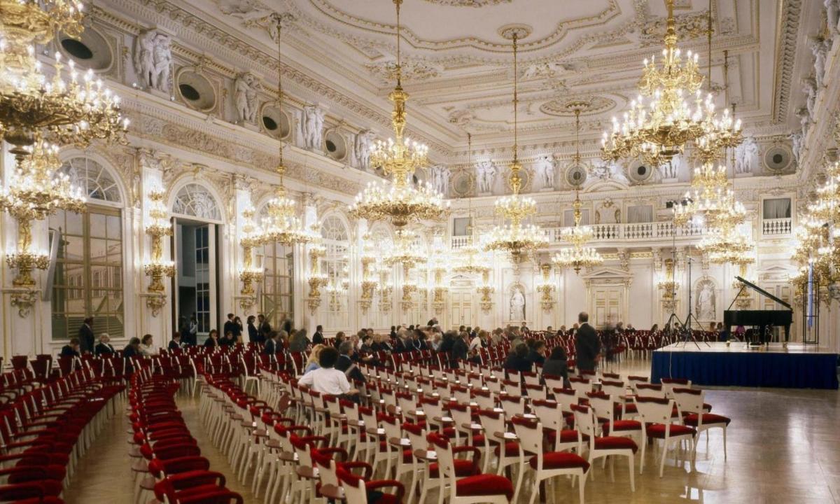 a large room filled with chairs and chandeliers