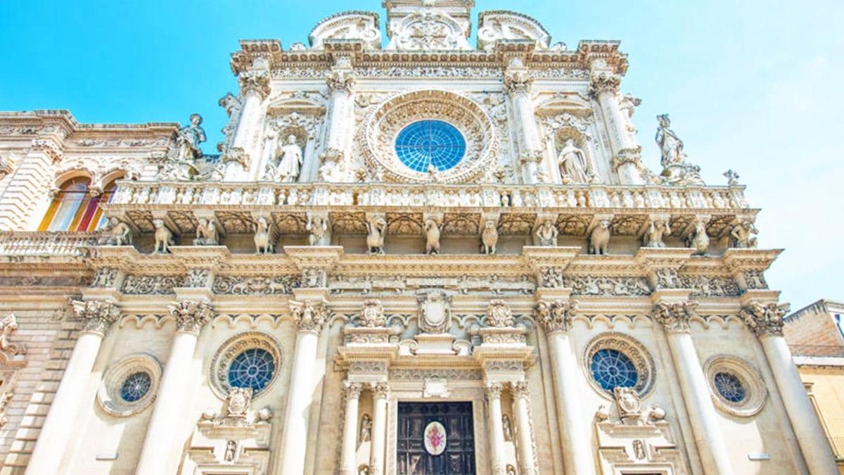 façana d'un edifici amb una torre del rellotge
