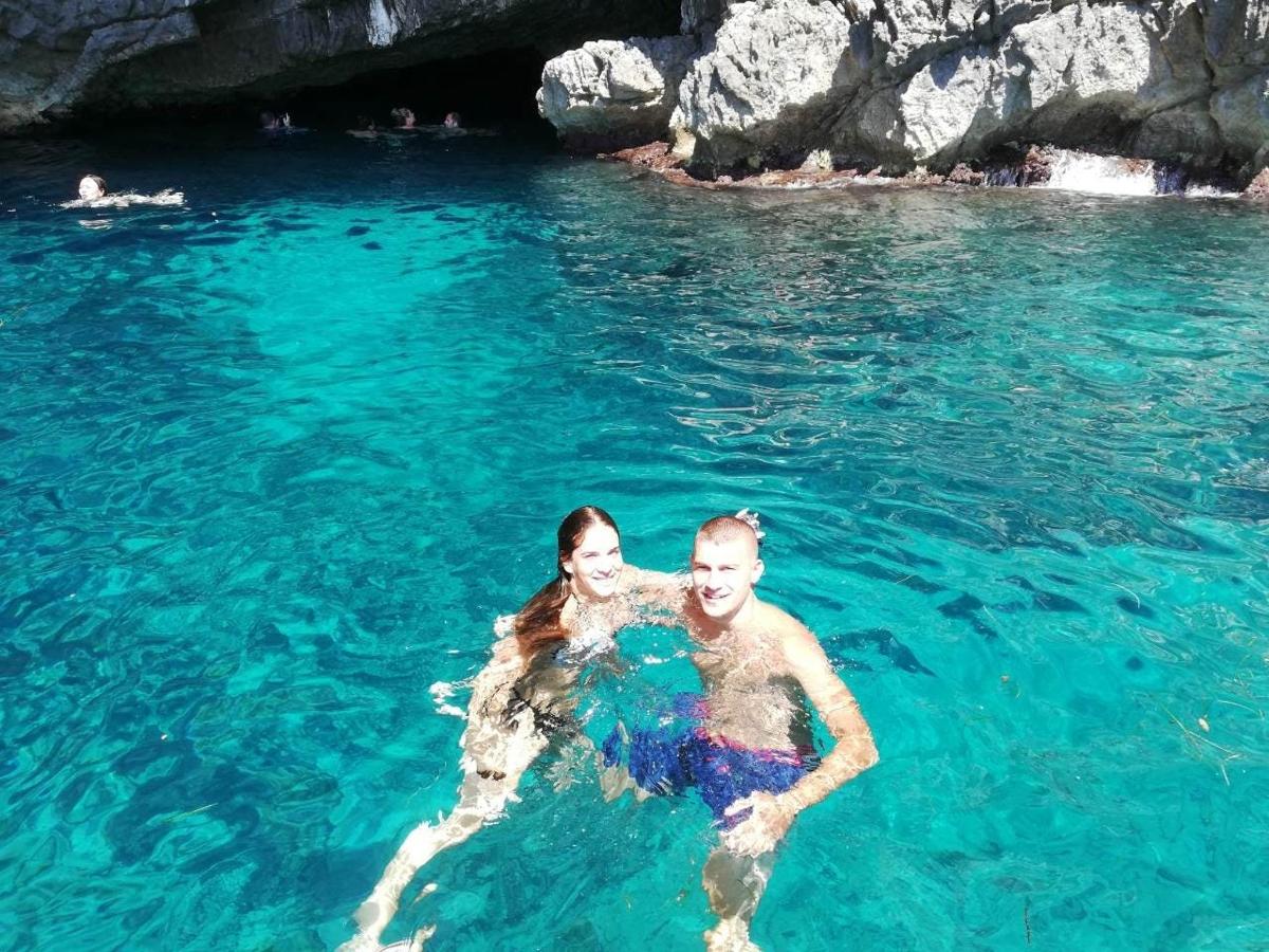 un homme et une femme nageant dans l'eau
