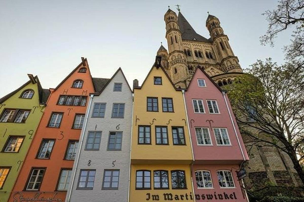 une rangée de maisons colorées devant un bâtiment