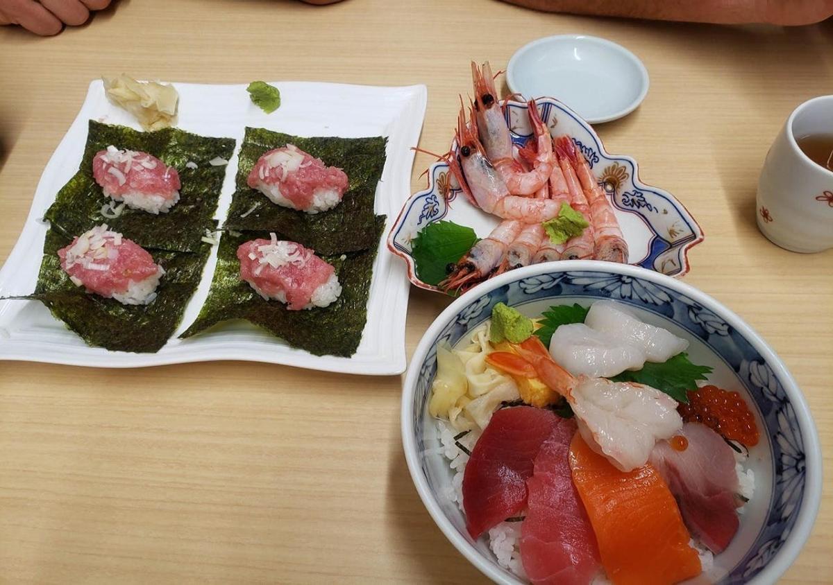 桌子上放着一碗寿司和一碗食物