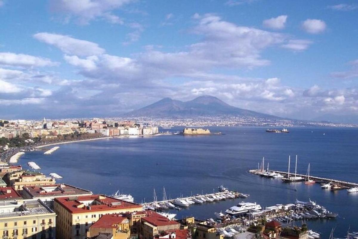 une vue d'un port avec des bateaux dans l'eau