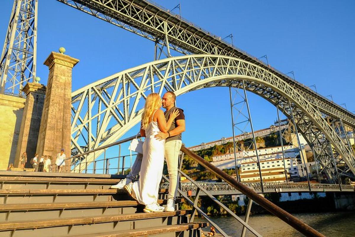 Un hombre y una mujer de pie en los escalones debajo de un puente.