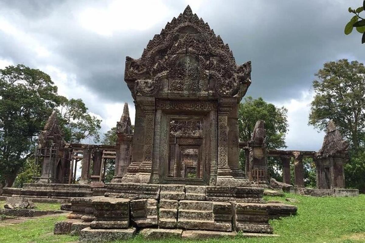 một tòa nhà trang trí công phu trên một cánh đồng cỏ