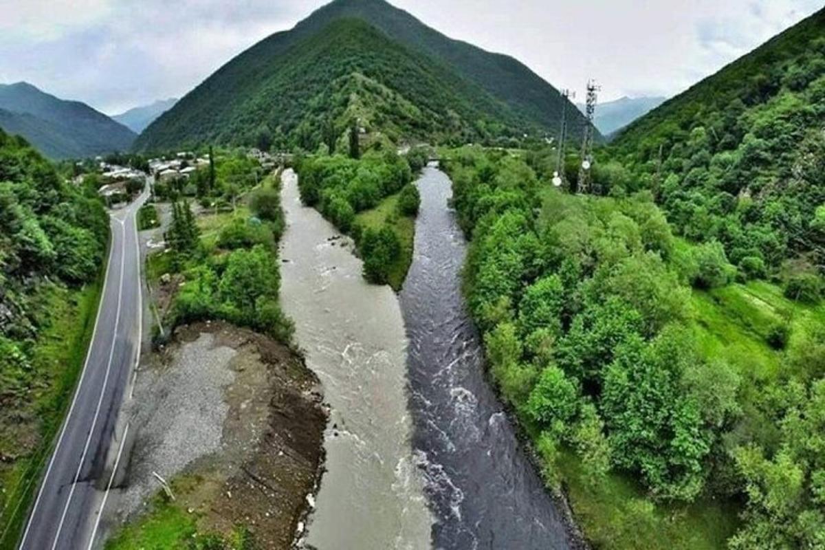 вид з повітря на річку поруч з дорогою