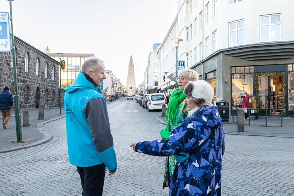 skupina lidí jdoucích po ulici