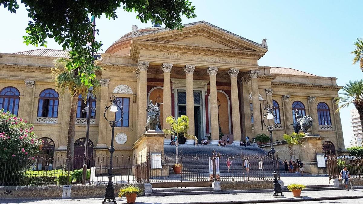 un gran edifici amb escales al davant