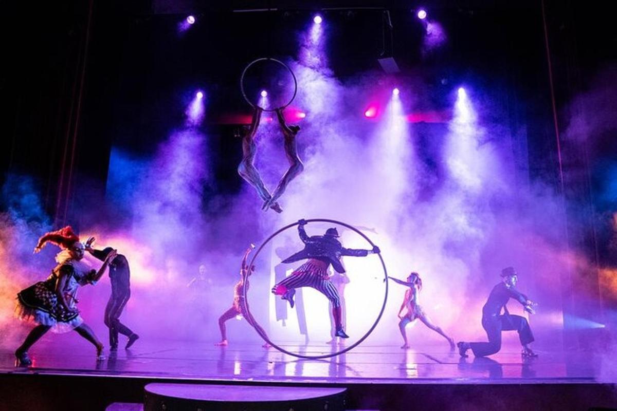 un gruppo di ballerini su un palco con un cerchio di hula hoop