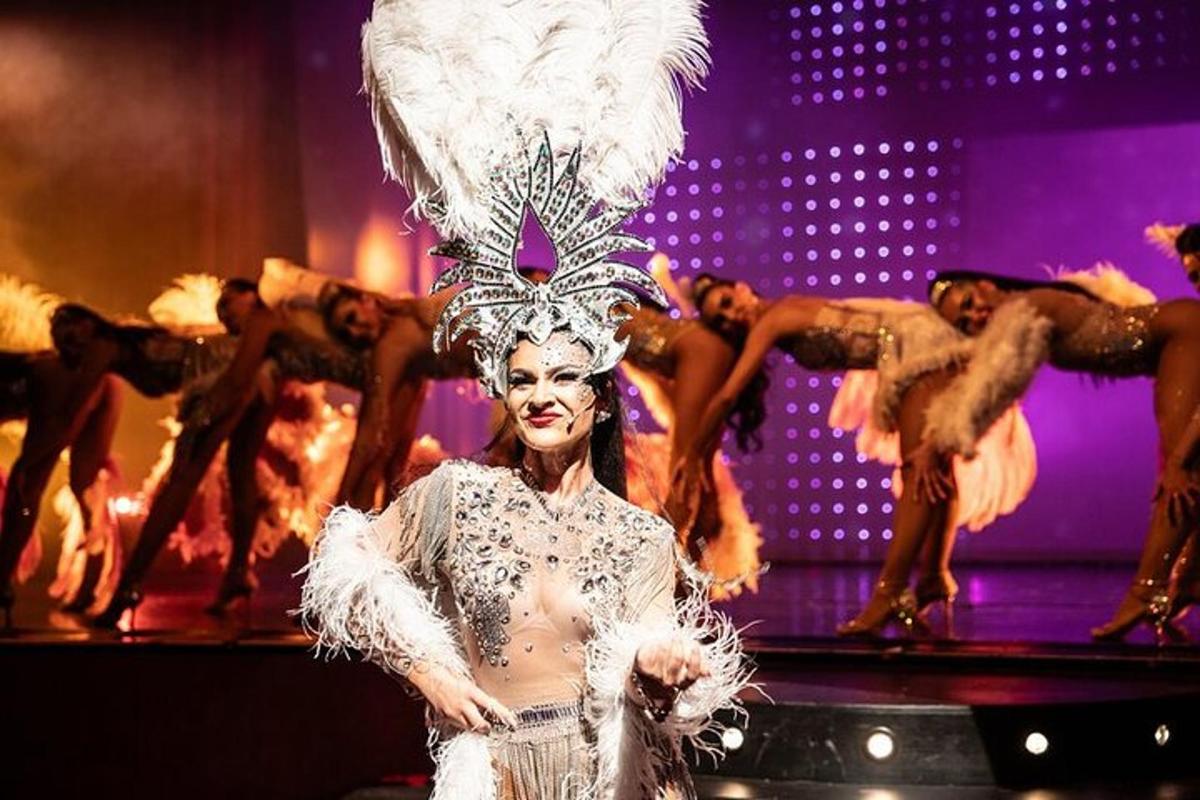 una donna in costume e un gruppo di ballerini