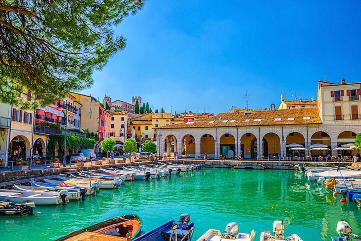 un gruppo di barche in un fiume in una città