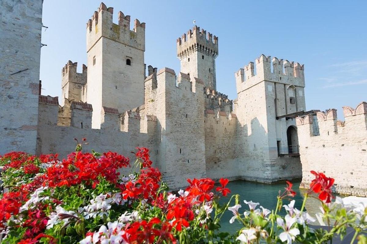 un castello con fiori rossi davanti