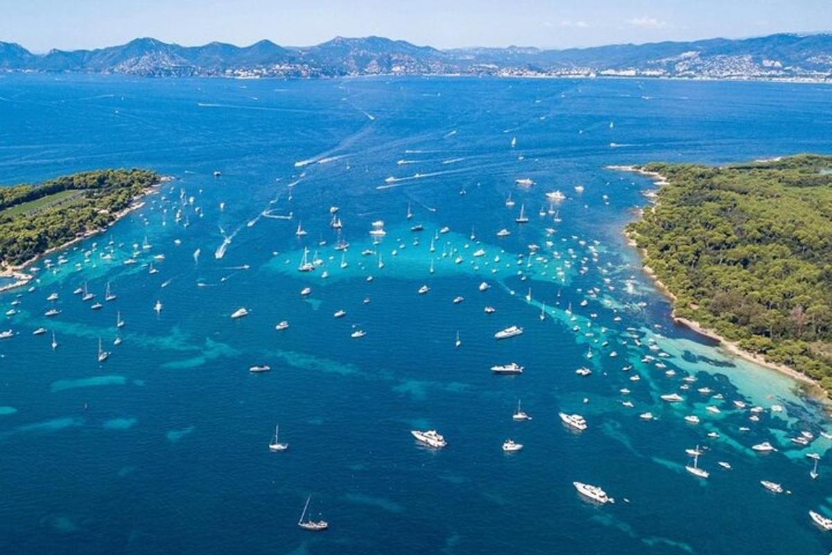 pemandangan udara pelabuhan dengan perahu di air