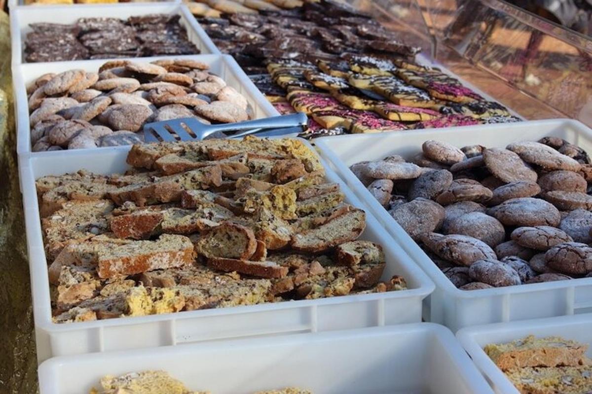 uma exposição de diferentes tipos de donuts em recipientes brancos