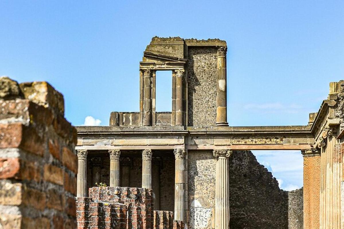 un antico edificio con colonne ai lati