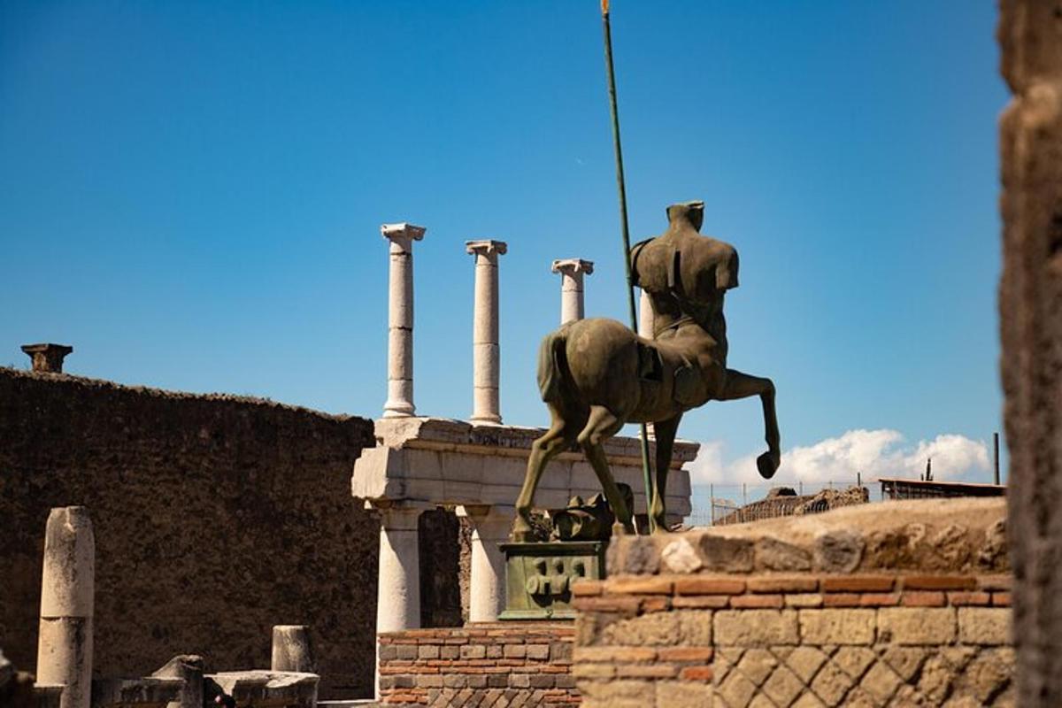 una statua di un uomo a cavallo davanti a un edificio