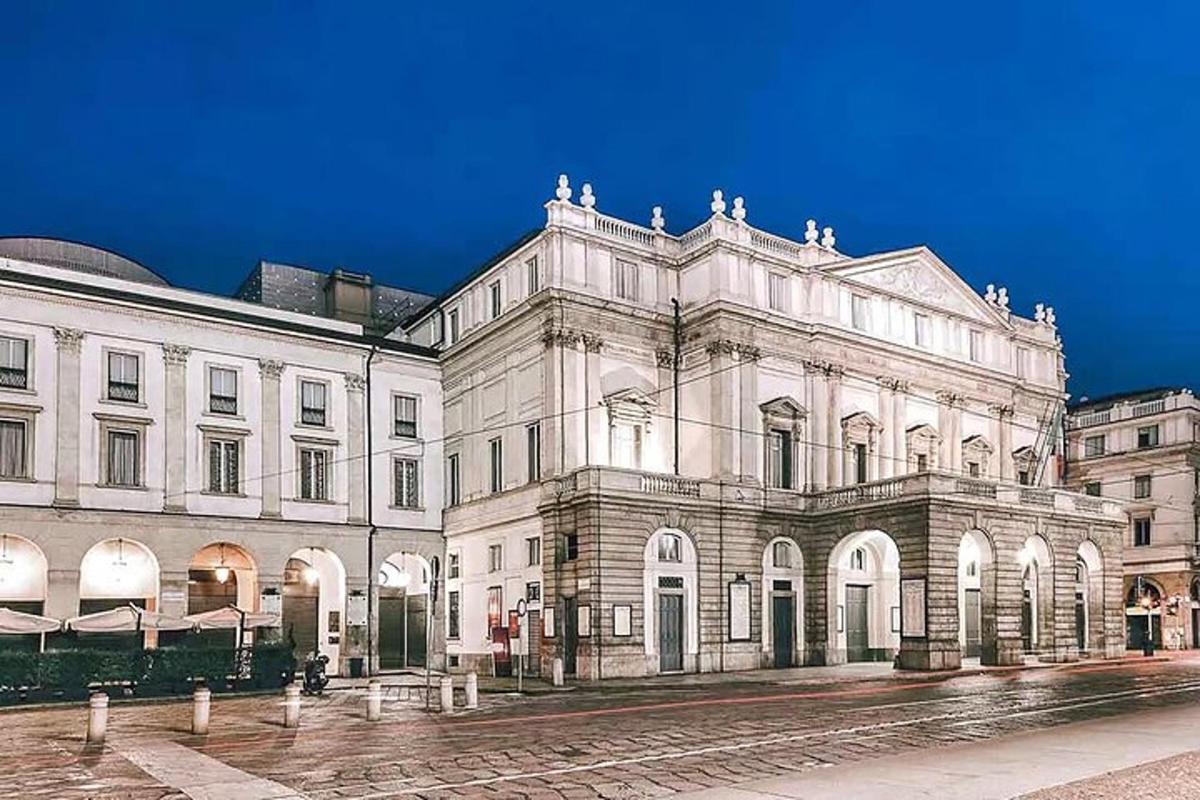 en stor hvid bygning på en bygade