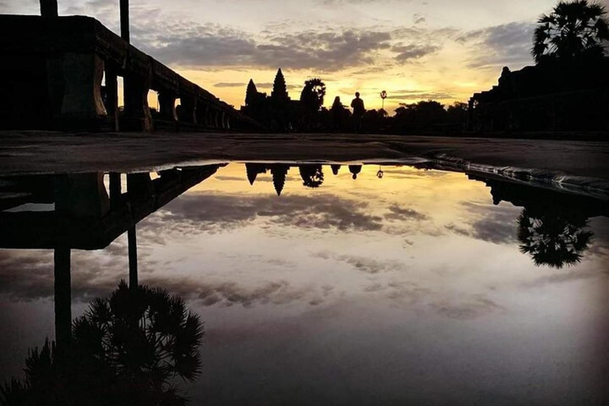 un riflesso del cielo in una pozzanghera d'acqua