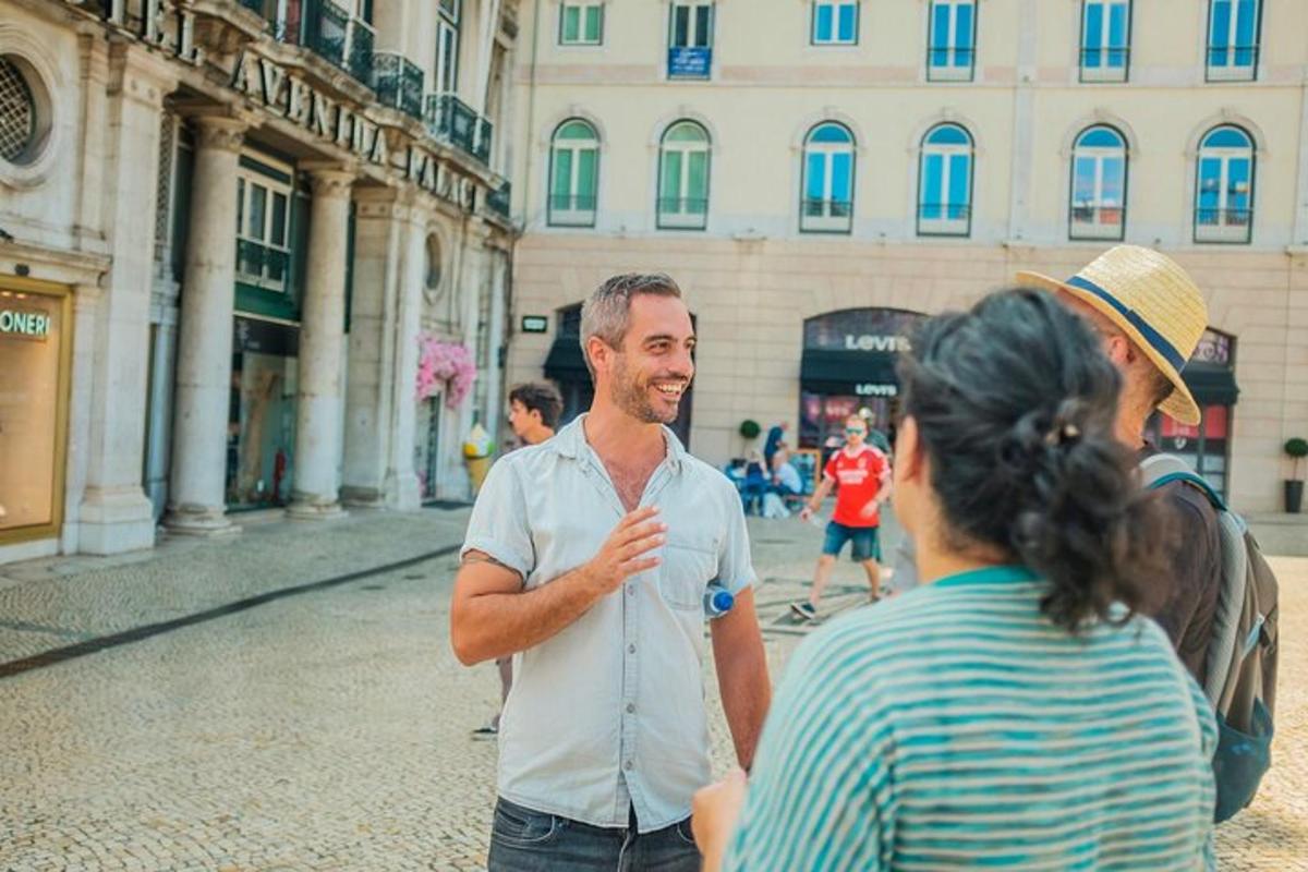 un hombre hablando con una mujer en la calle