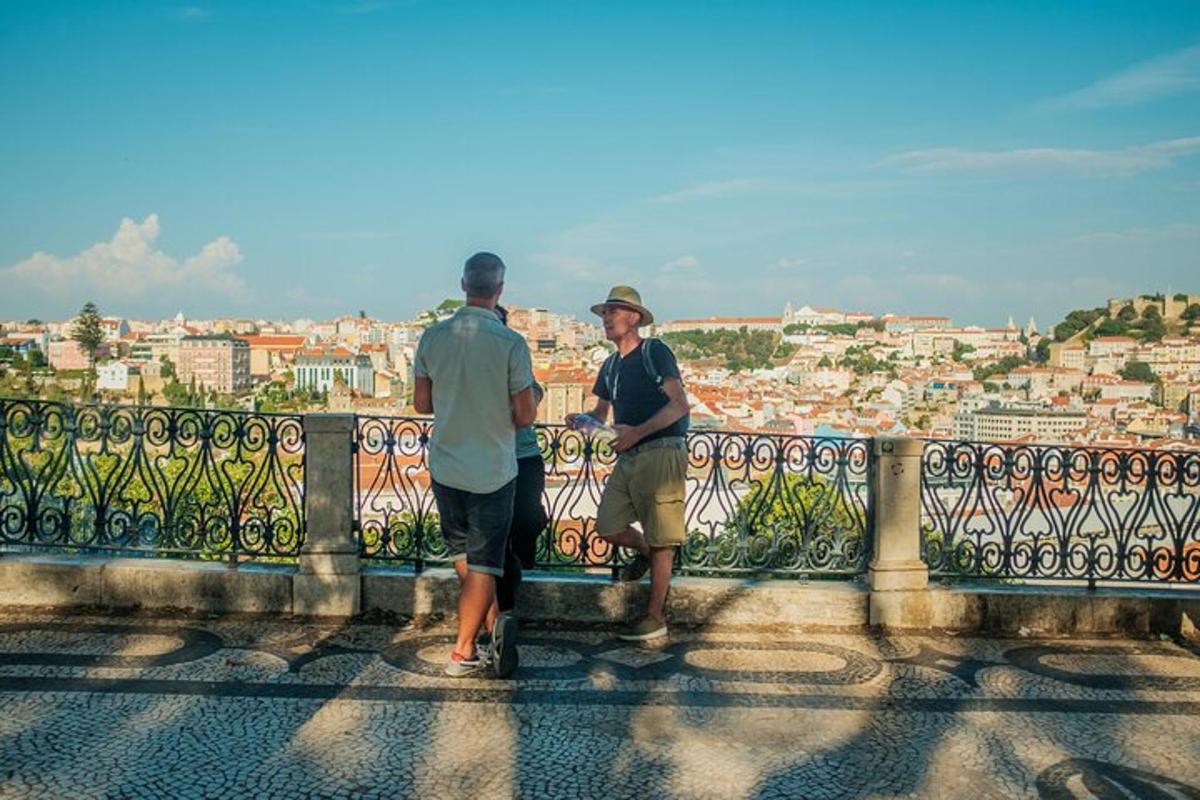 Dos hombres parados en una valla mirando una ciudad