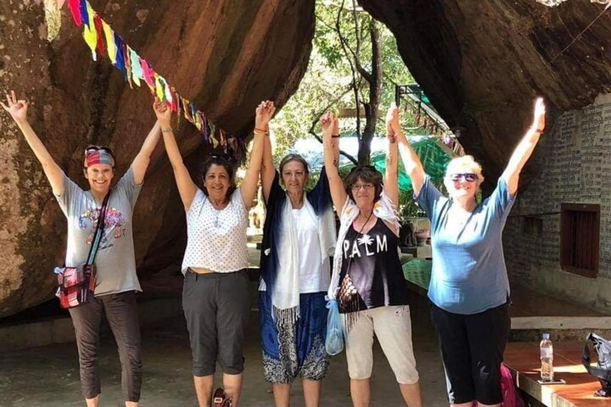 un gruppo di donne in piedi con le braccia alzate
