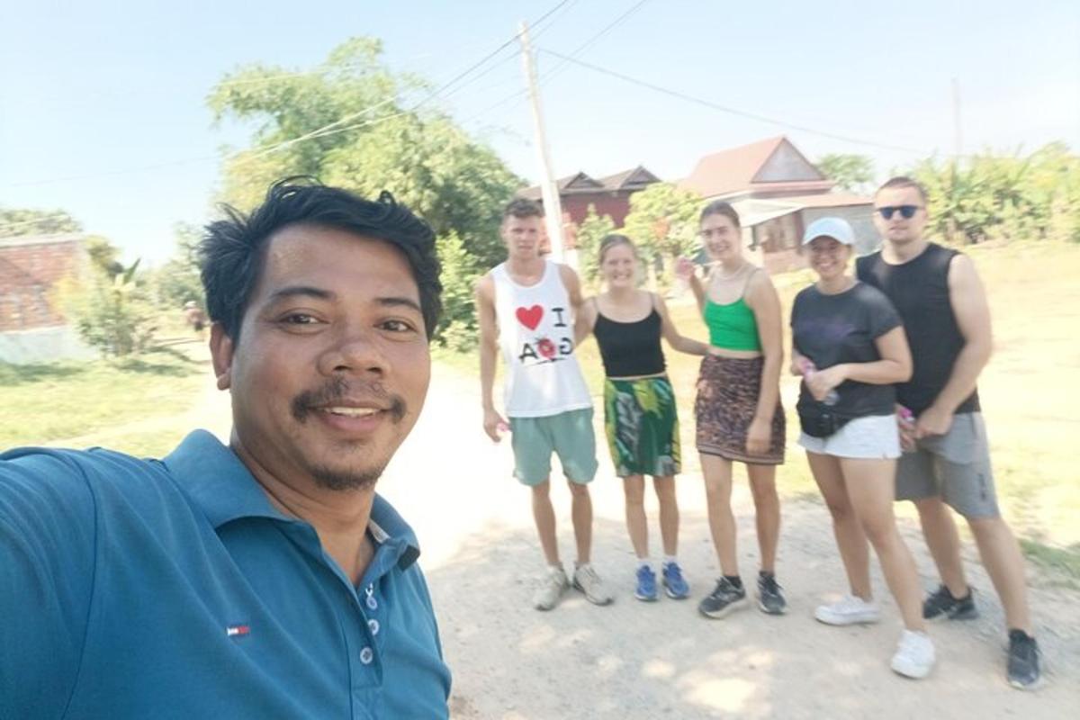 un uomo in piedi di fronte a un gruppo di persone