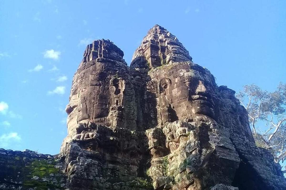 una grande struttura in pietra con un cielo azzurro sullo sfondo